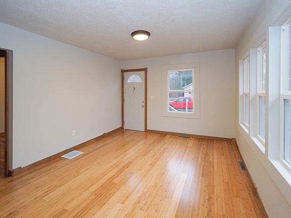 3rd image of 5051 Beverly Ave