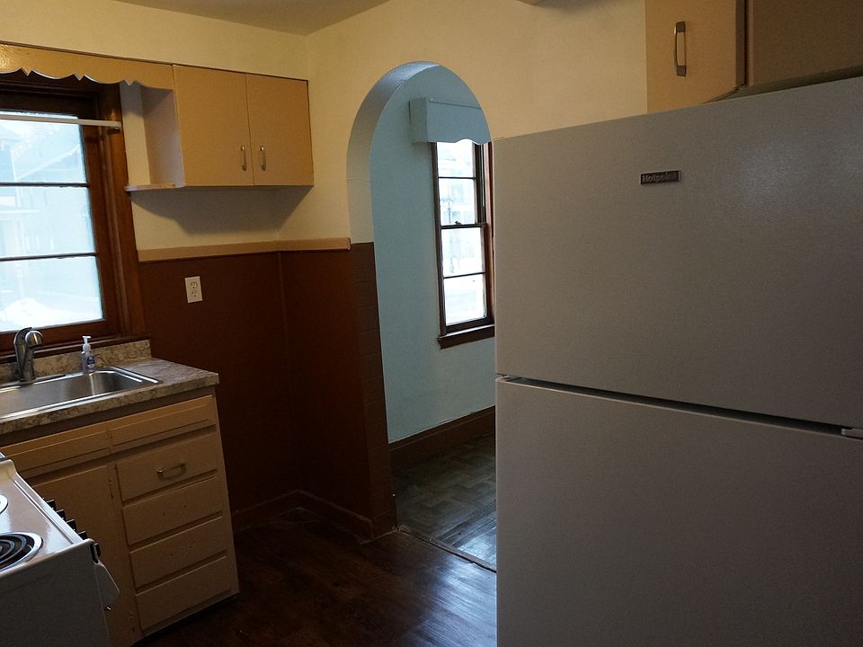 2nd image of 32 Vernon Pl APT 1