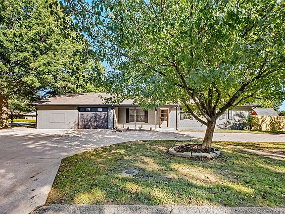 2nd image of 1601 SE Sunrise St