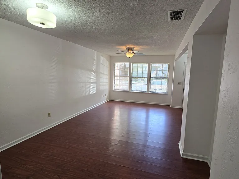 2218 Timberwood Cir N — Photo 7