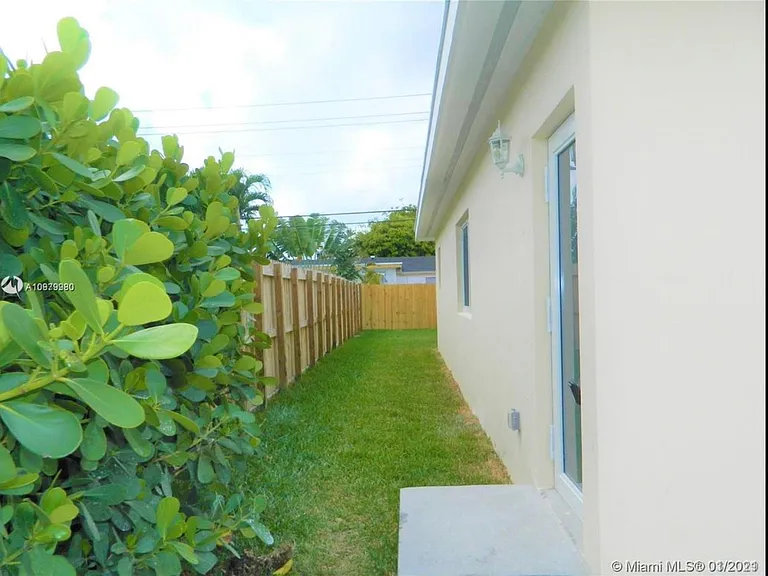 4600 SW 93rd Ct — Photo 2