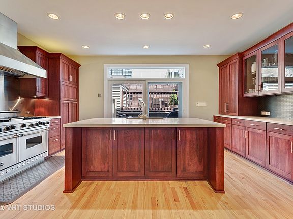 4th image of 537 N Hartland Ct