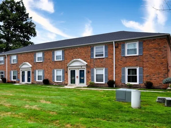 5700 York Dr, Lyndhurst, OH 44124