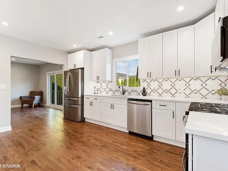 818 E Charles St — Photo 1