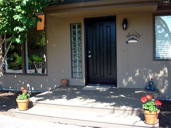 This inviting home is close to Seattle yet also close to great outdoor fun at Snoqualmie Pass includ