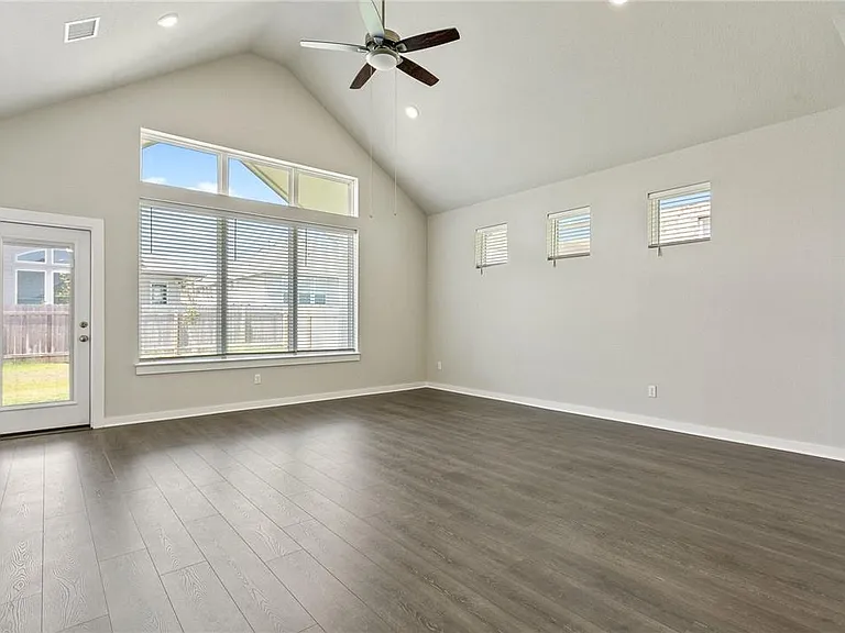 216 Upland Dr — Photo 5