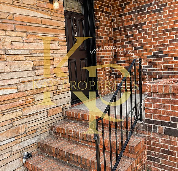 1200 E Holly St — Photo 3