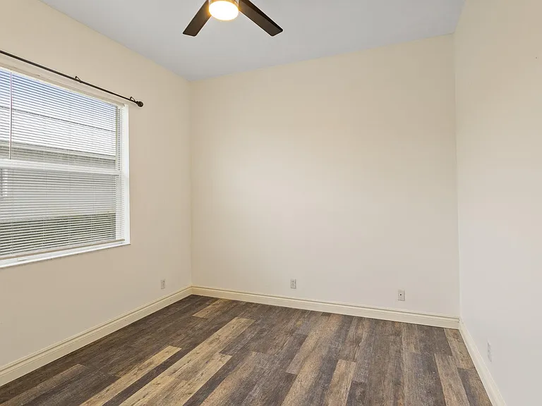 175 NW Willow Grove Ave — Photo 19