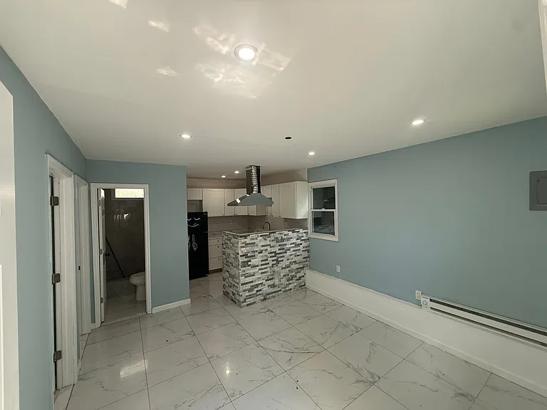 445 14th Ave #1R — Photo 2