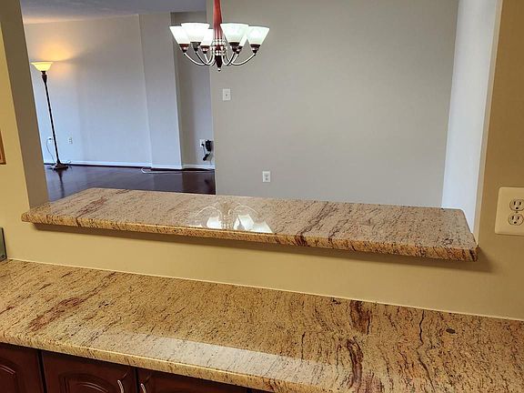 5th image of 1300 Army Navy Dr APT 625