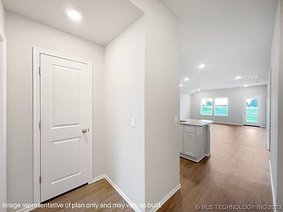 3rd image of 260 Greenleaf Pl
