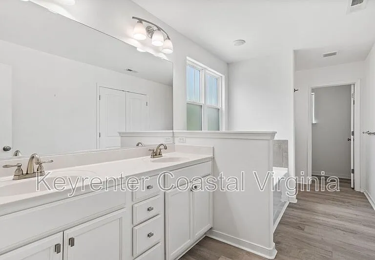 1415 Waltham Ln — Photo 10