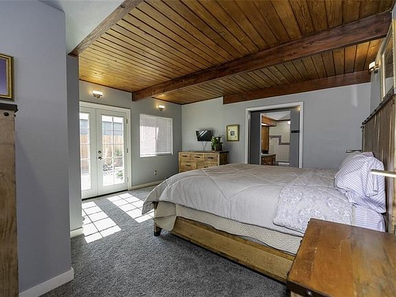4th image of 832 Burlington Ave