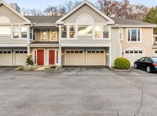 702 Country Place Dr, Lancaster, PA 17601