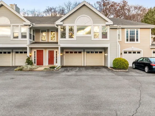 702 Country Place Dr, Lancaster, PA 17601