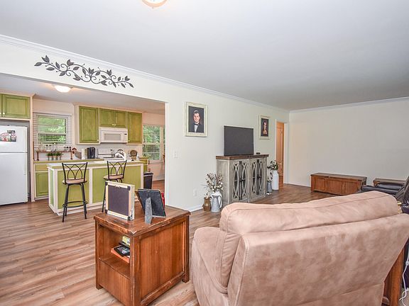 4th image of 185 Fairlane Cir