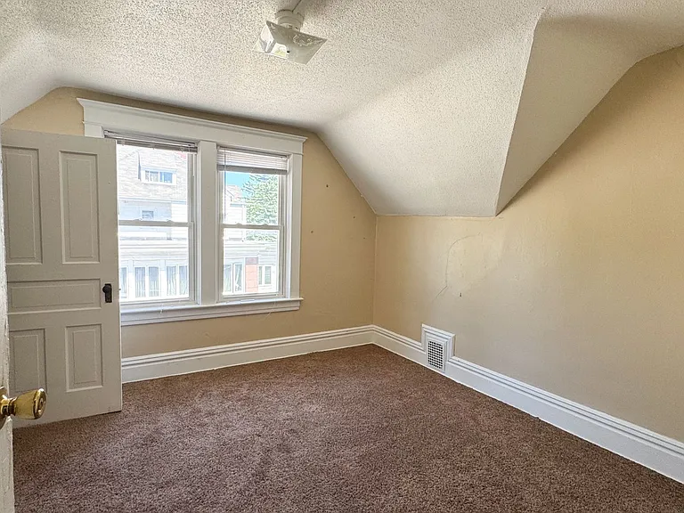 1821 E 1st St — Photo 24