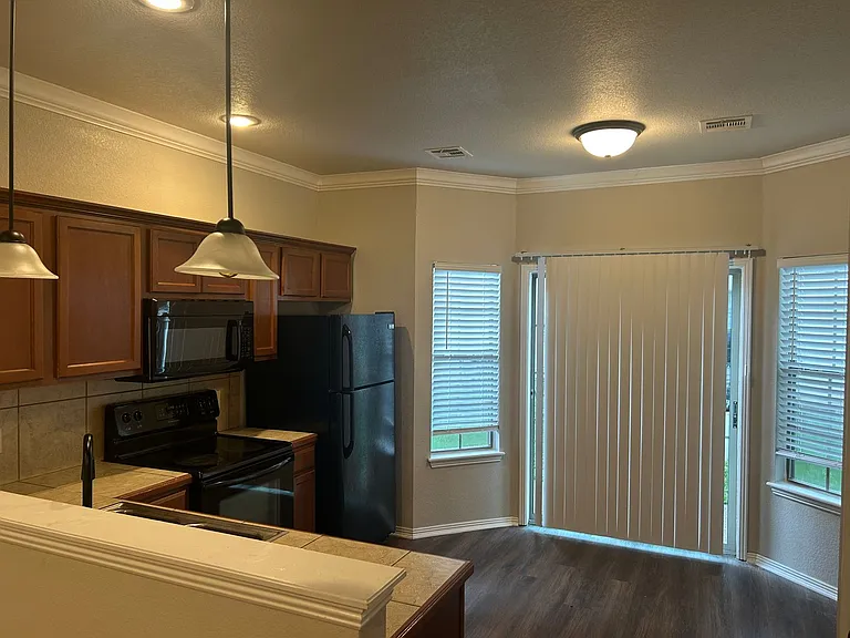 2670 N Valencia Ave — Photo 3