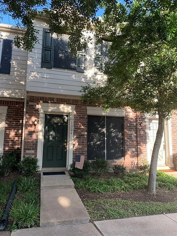 2 bed, 1.5 bath, 1110 sqft, $1,650 — Photo 2