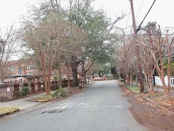 5th image of 913 Abbeville St