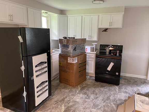 3rd image of 422 Louise Ln