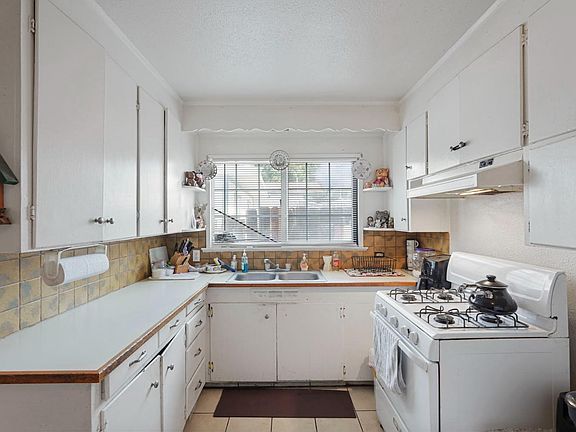 5th image of 337 1/2 E Walnut St