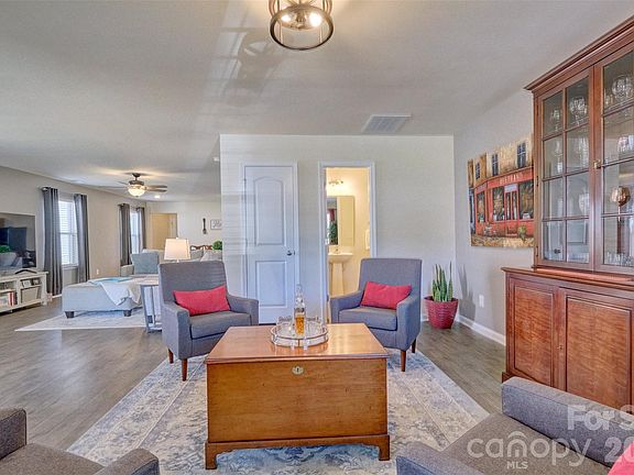 5th image of 412 Osborn St