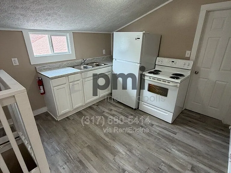 1023 E 8th St #3 — Photo 3