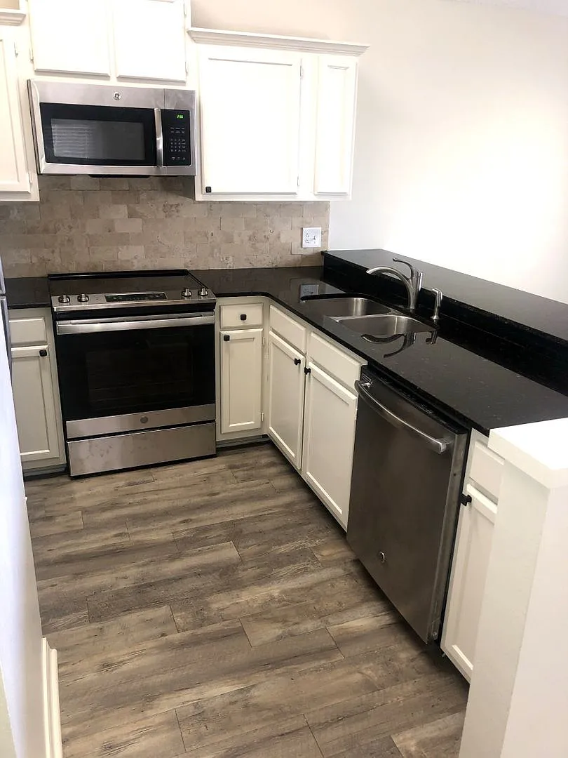 1BR 1BA Bayou Rouge — Photo 3