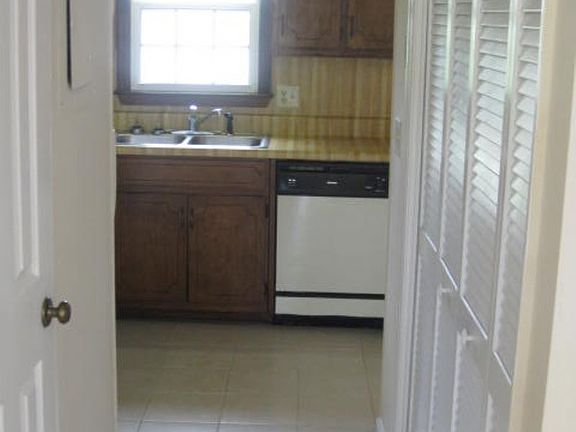Kitchen w/ Ceramic Tile