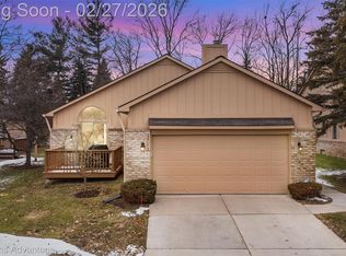 35173 Knollwood Ln, Farmington, MI
