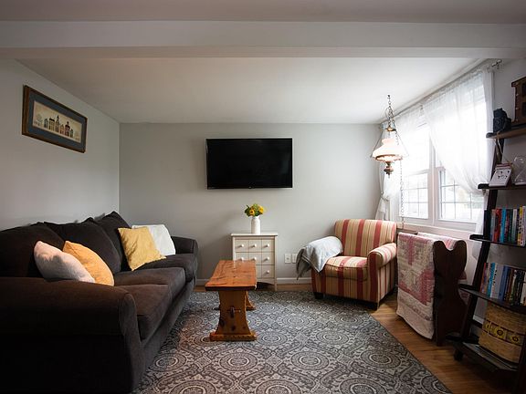 4th image of 45 Elm Ave E