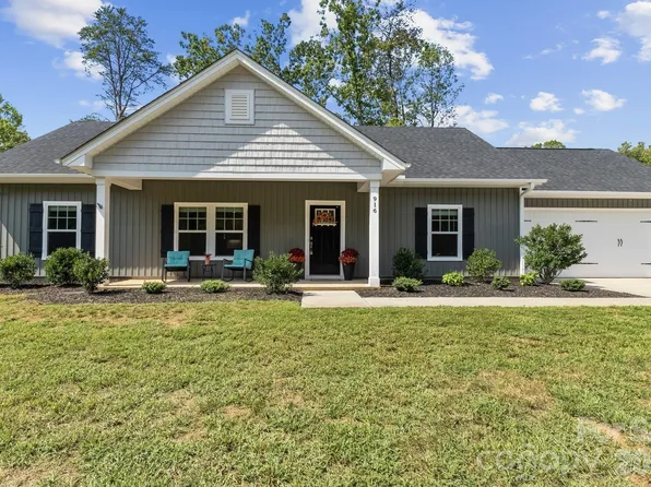 916 Westminster Dr #8, Statesville, NC 28677