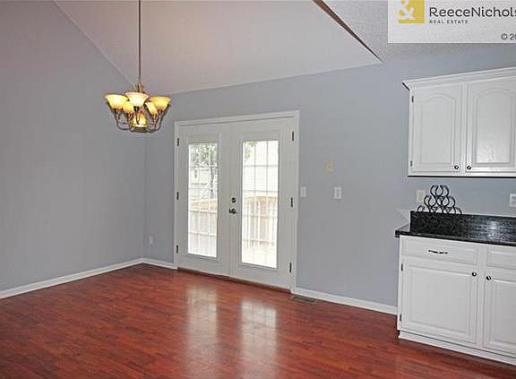 Dining Walks Out to Lg Deck