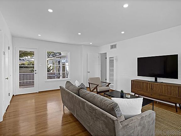 4th image of 316 1st Ave