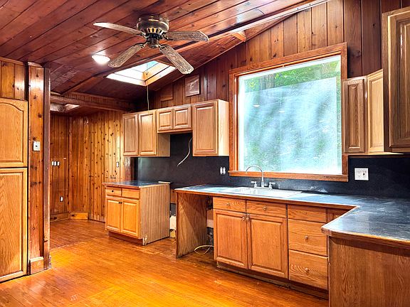 4th image of 560 Taxter Rd