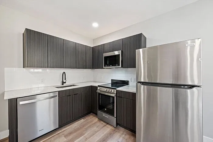 Studio, 1.0 bath, 318 sqft, $950 — Photo 2
