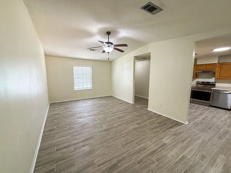 1035 Peakview Dr — Photo 2