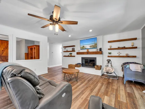 12 Mariners Ln, Mary Esther, FL 32569