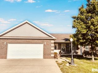 203 Breeze Dr, Carterville, IL 62918