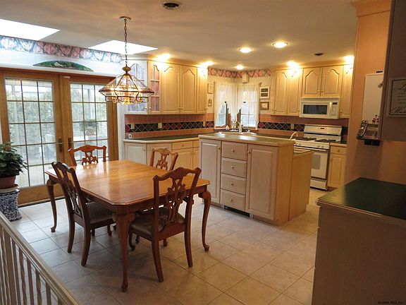 3rd image of 4 Criswood Dr