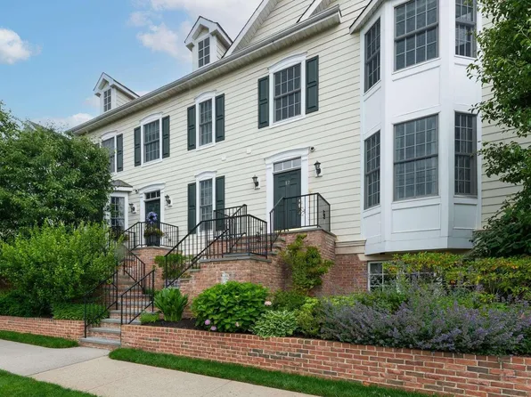 12 Mariners Walk #12, Oyster Bay, NY 11771