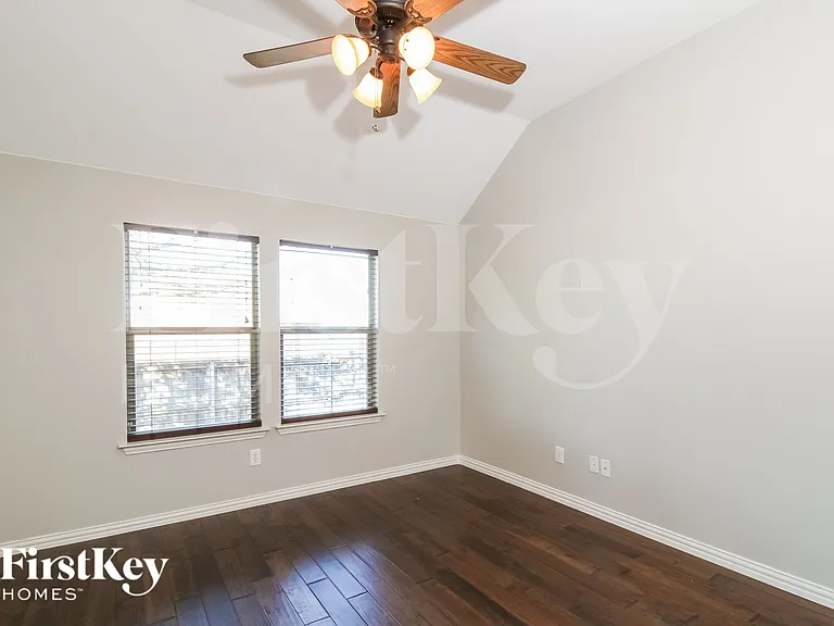 206 Lavaca Dr — Photo 16