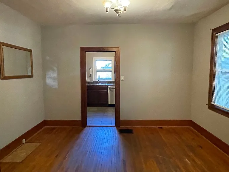 904 N Busey Ave — Photo 2