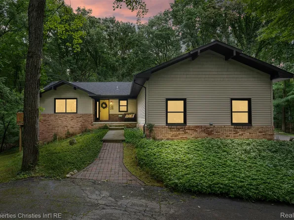 1625 Perry Lake Rd, Ortonville, MI 48462
