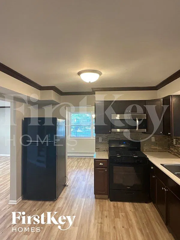 3 bed, 2.0 bath, 1600 sqft, $2,400 — Photo 4