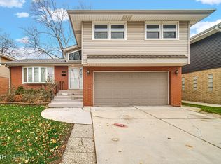10137 Alice Ct, Oak Lawn, IL 60453