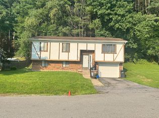 201 Hunter Ridge Rd, Mount Hope, WV 25880