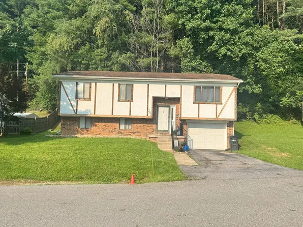 201 Hunter Ridge Rd, Mount Hope, WV 25880
