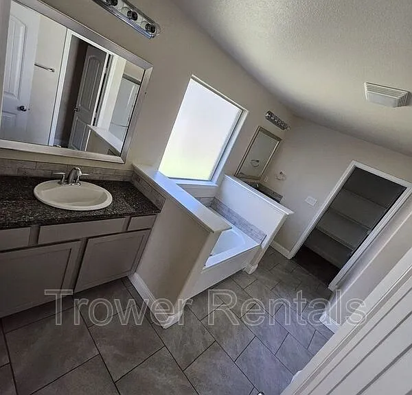 1021 E 90th Ct — Photo 16